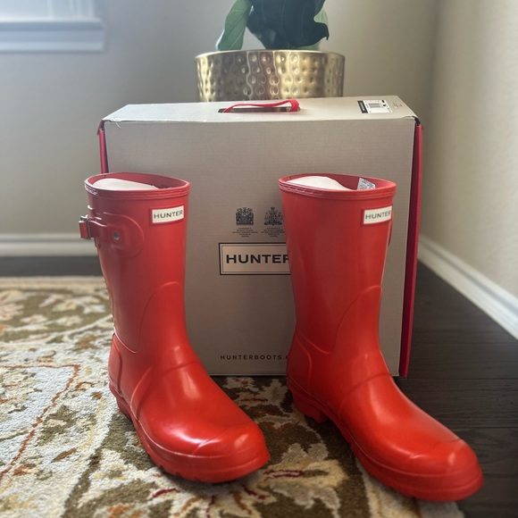 Hunter rain boots in a limited edition true orange color! - Picture 3 of 7